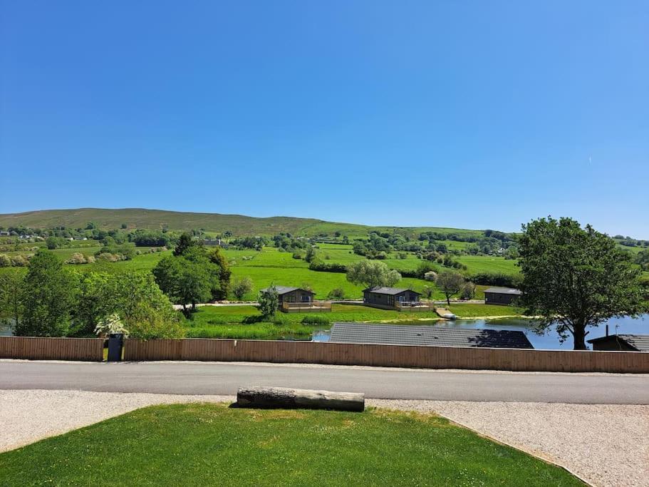 Diddly Squat Lodge With Hot Tub, Pendle View Holiday Park Clitheroe Exterior photo