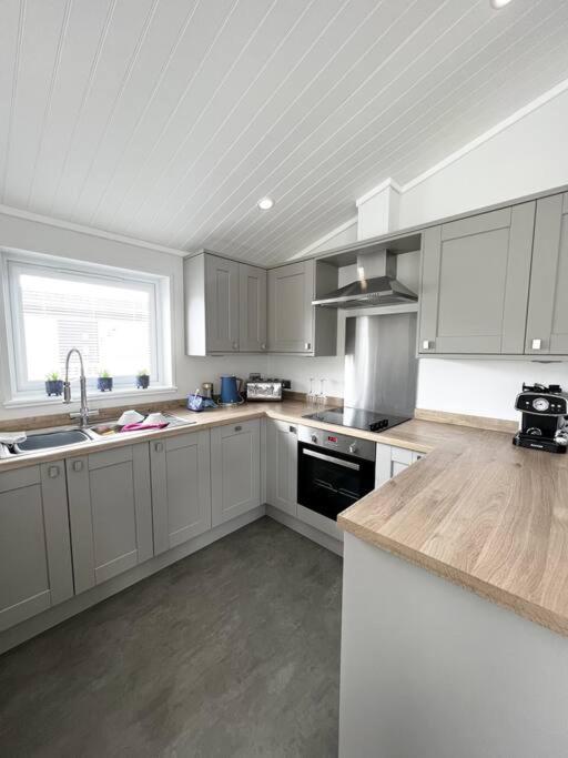 Diddly Squat Lodge With Hot Tub, Pendle View Holiday Park Clitheroe Exterior photo