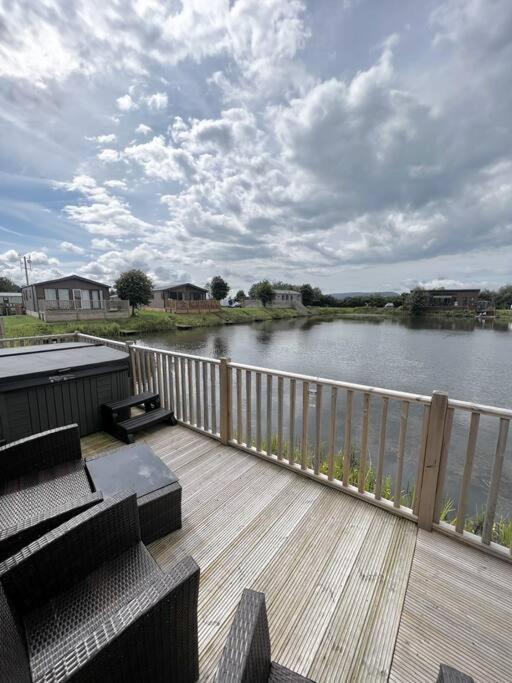 Diddly Squat Lodge With Hot Tub, Pendle View Holiday Park Clitheroe Exterior photo